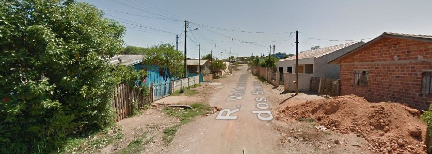 Jovem é encontrado pendurado em uma cerca após ser morto a facadas