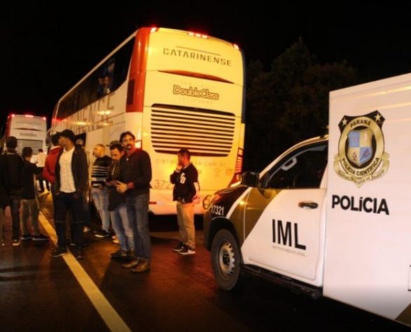 Quadrilha invade ônibus para assaltar e leva bala de passageiro armado; três morreram