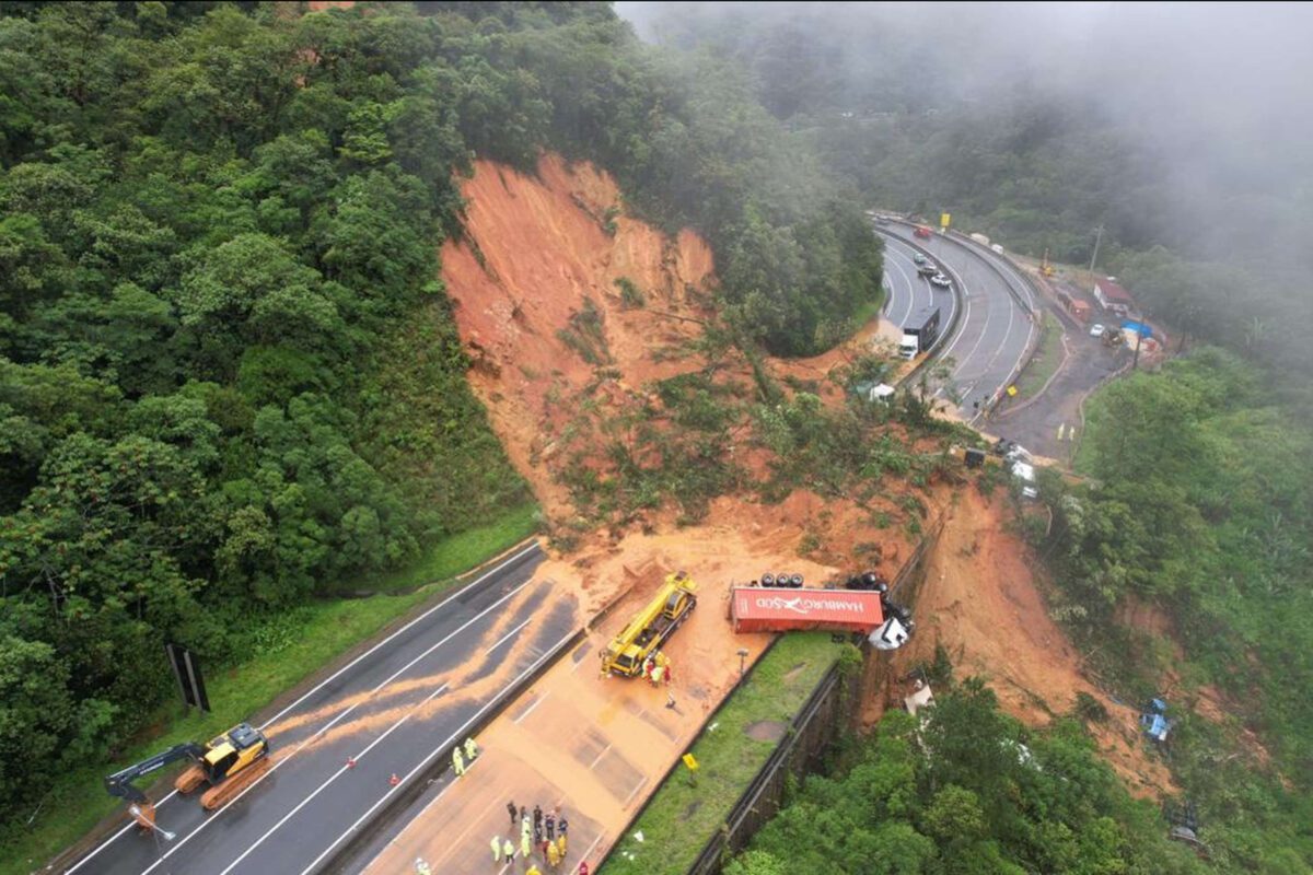 BR-376: Corpo de Bombeiros de Santa Catarina divulga boletim com atualizações sobre o deslizamento