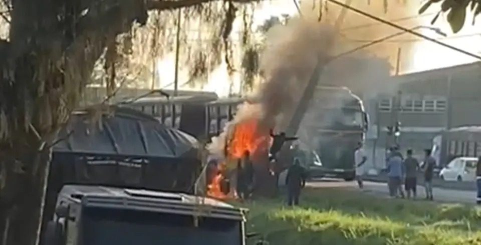 Vídeo mostra motorista saltando de carro em chamas após batida contra poste em Paranaguá; assista