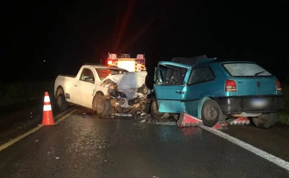 Um morre e dois ficam feridos após carros baterem de frente na BR-277