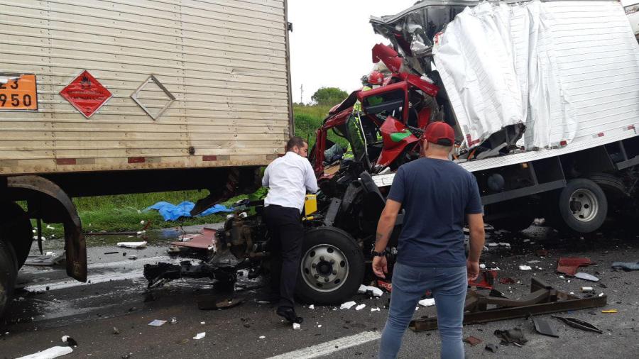 Pelo menos três mortos e dois feridos em grave acidente na BR-116