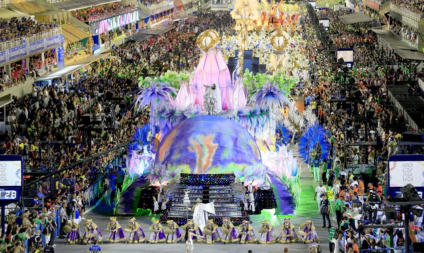 Em outro acidente, relacionado ao carnaval no Rio de Janeiro, idosa teve cadeira de rodas imprensada