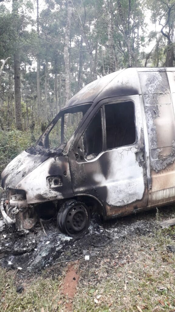 Van tomada em assalto é encontrada queimada em São Mateus do Sul