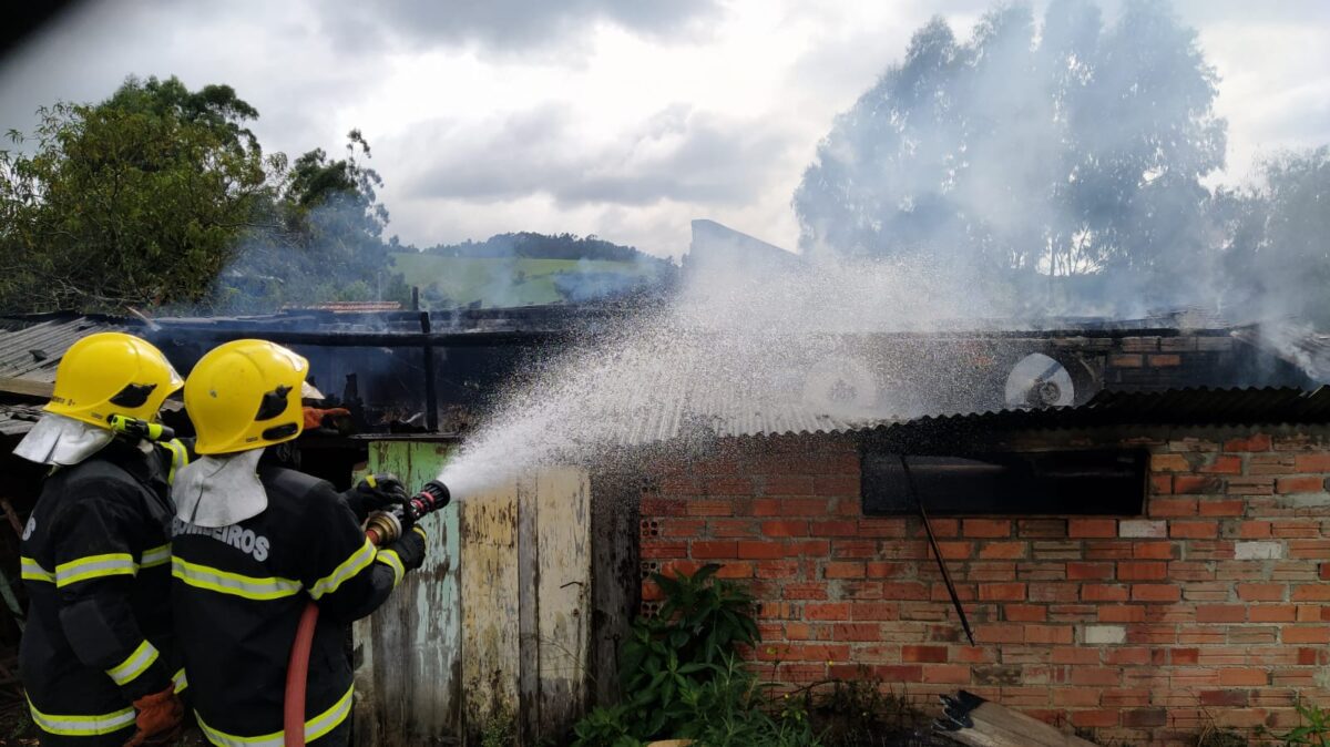 Mais uma estufa de fumo queima por completo na região de Canoinhas