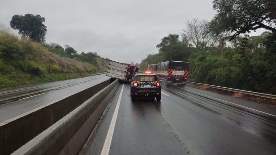 Tombamento de caminhão interdita parcialmente a BR-376