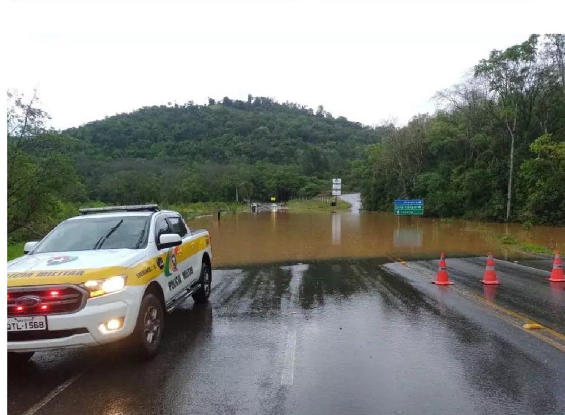 Chuva continua em SC e interdita rodovias estaduais; cidades do PR também têm pontos críticos