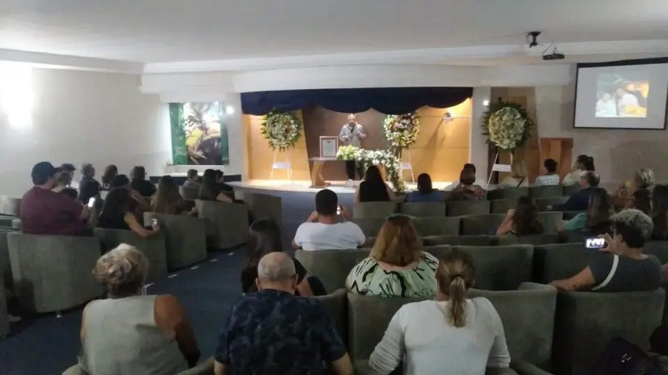 Cerimonialista finge a própria morte, organiza velório e revolta família e amigos