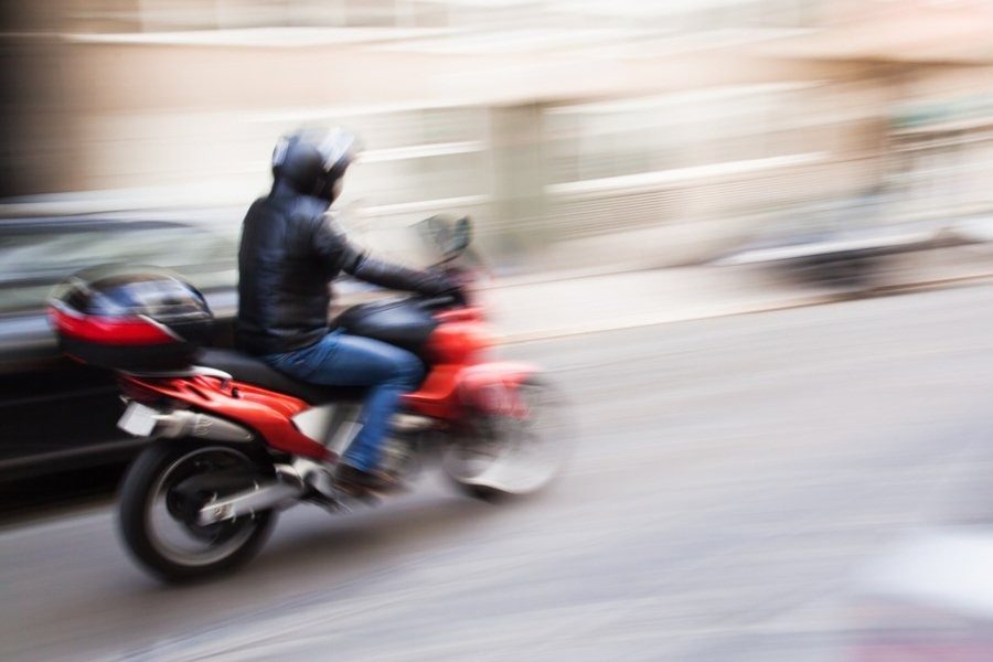 PM flagra moto transitando sem retrovisor e com documentos atrasados em São Mateus do Sul