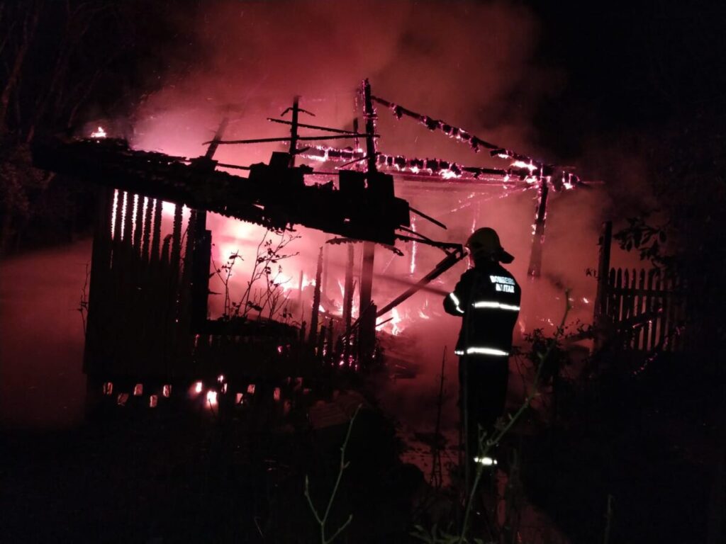 Residência é consumida pelo fogo no interior de Canoinhas, no início da madrugada