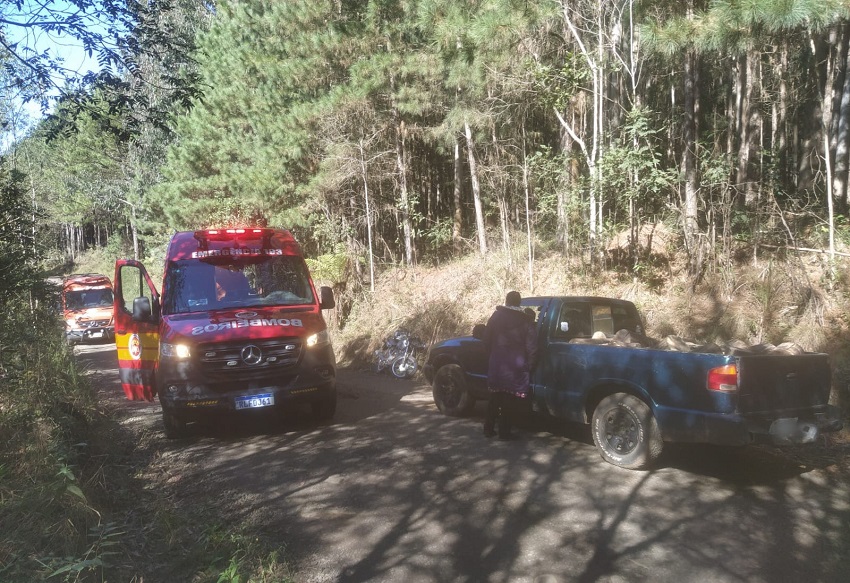 Bombeiros atendem acidente entre camionete e moto entre Porto União e Matos Costa