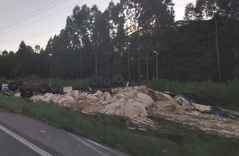 Motorista fica preso nas ferragens após tombar na PR 151, em São Mateus do Sul