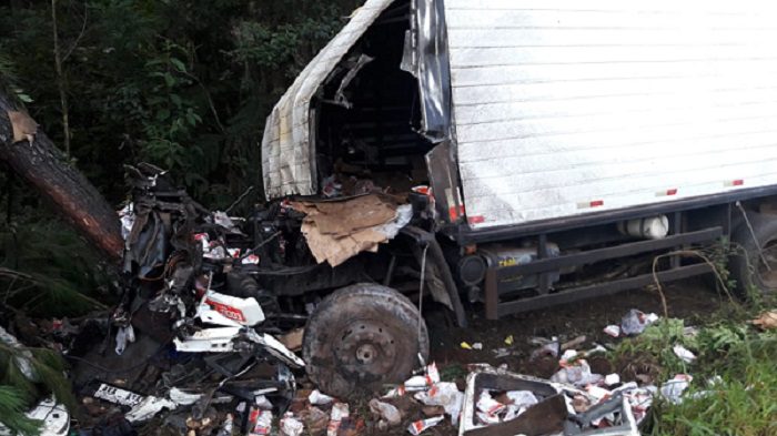 Acidente com caminhão mata motorista na Serra do Leão