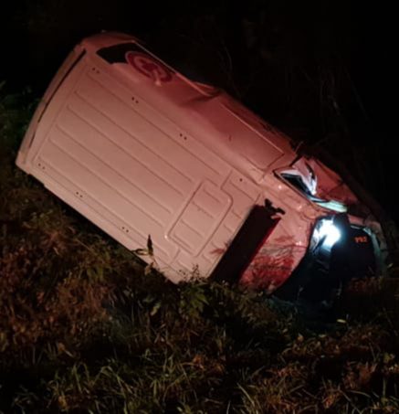 Ambulância de Antonio Olinto capota na BR 476