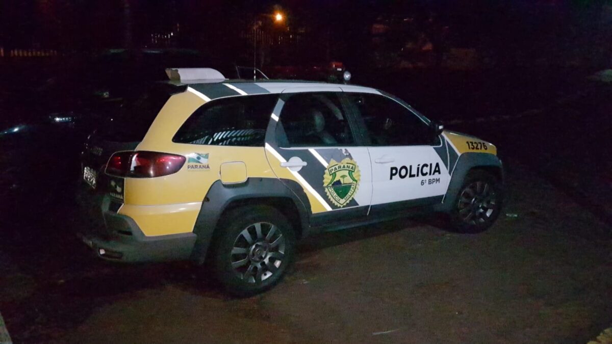 Em processo de divórcio, homem é abordado pela PM ao sair pelado pelas ruas gritando: “eu sou Deus!”