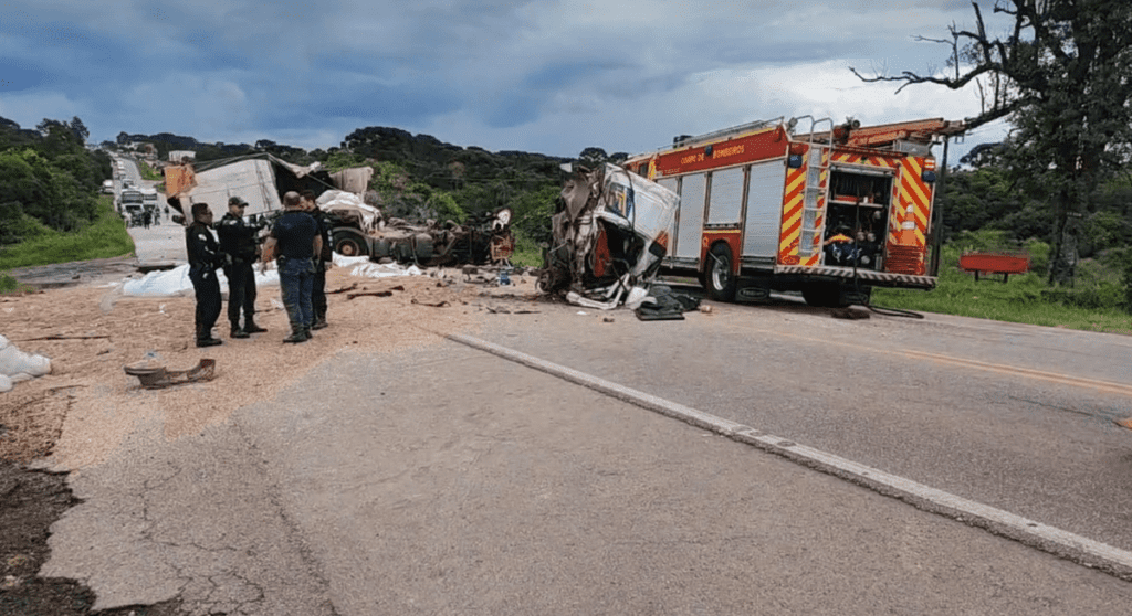 Motoristas morrem em batida entre carretas na BR-476, entre Contenda e Araucária