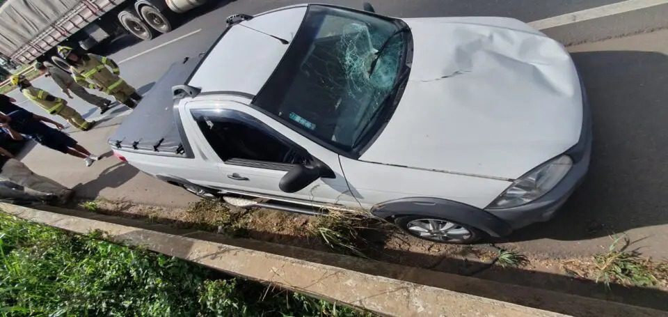 Motorista é atingido por peça de metal que estava abandonada na BR-376 em Ponta Grossa; estado é grave