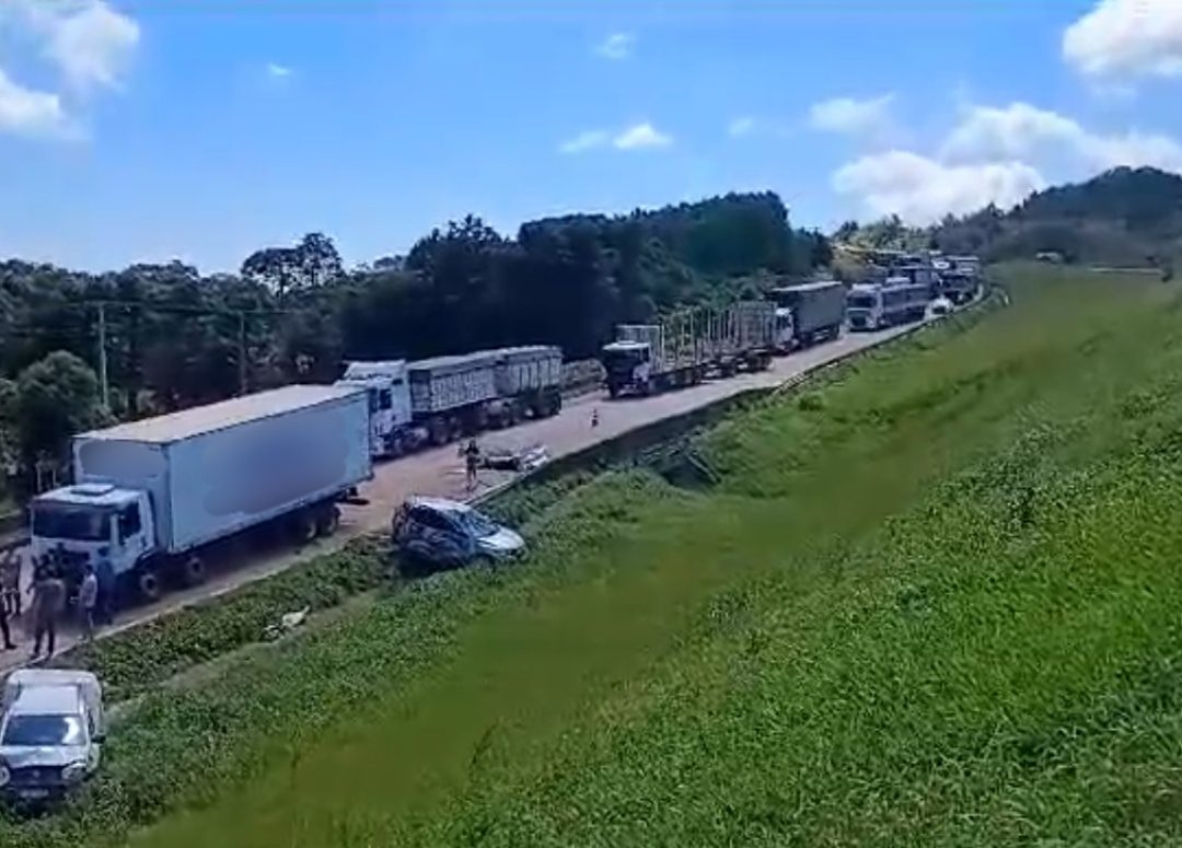 BR-277 é liberada após bloqueio de 6 horas devido a engavetamento com 7 veículos