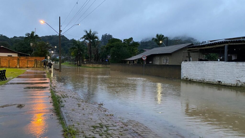 Chuvas preocupam Blumenau e alagam Rio do Sul, no Estado de Santa Catarina