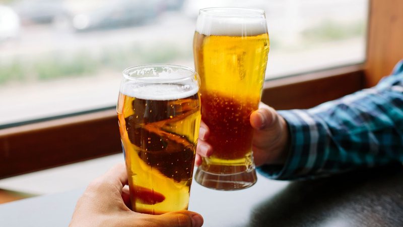 Tomar uma cerveja por dia faz bem para saúde do intestino, afirma estudo