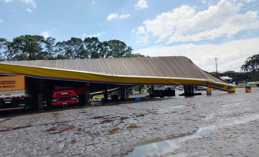 Temporal derruba cobertura de um posto no Paraná