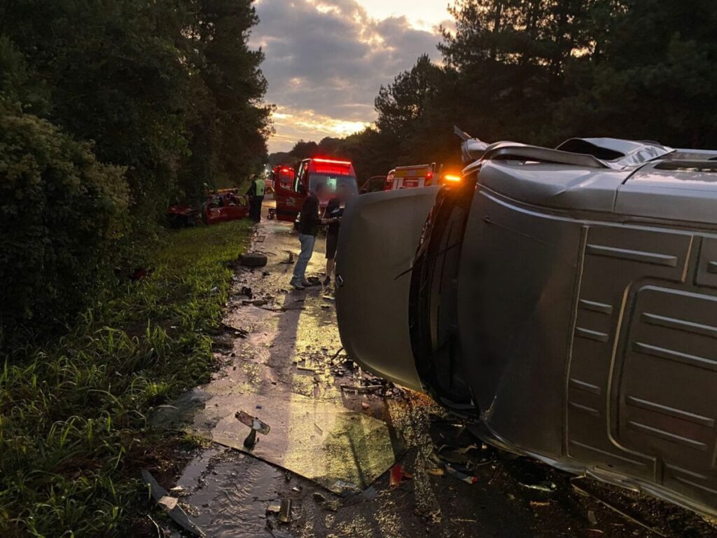 Acidente entre Van e carro envolve 19 pessoas, ferindo 5; 2 em estado grave