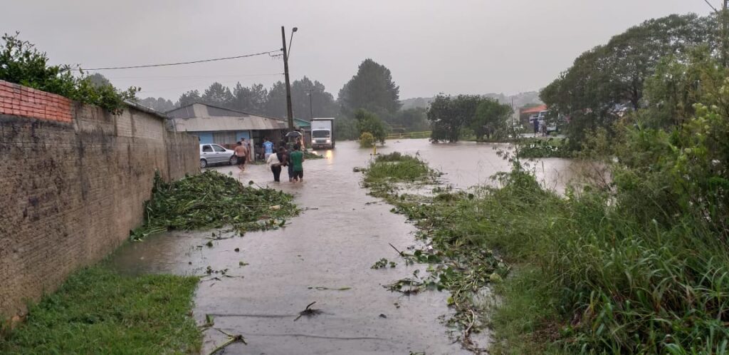 Fortes chuvas causam alagamentos em São Mateus do Sul