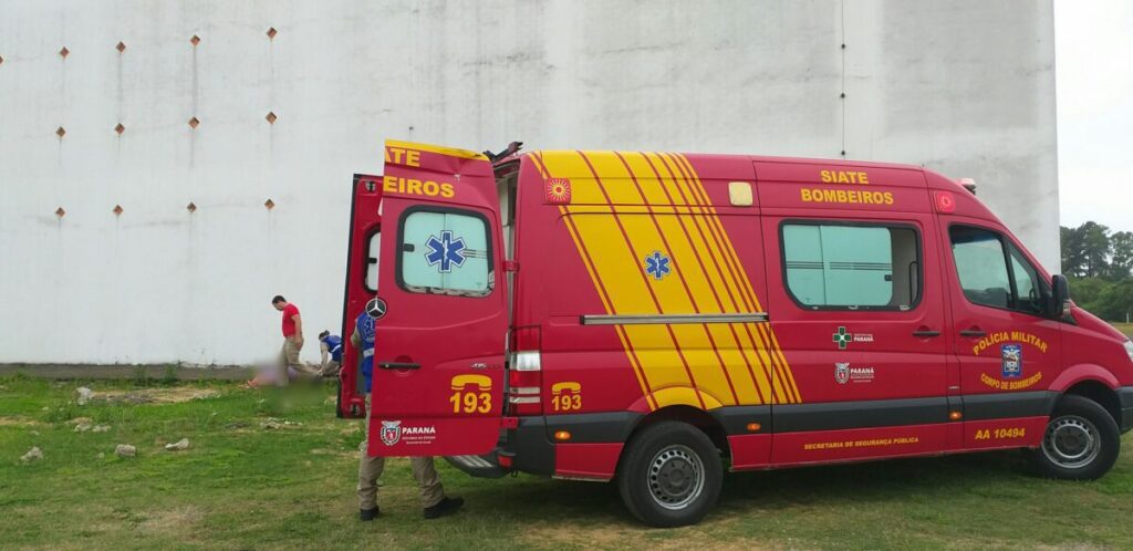 Mulher é atendida pelo Corpo de Bombeiros na manhã deste sabado