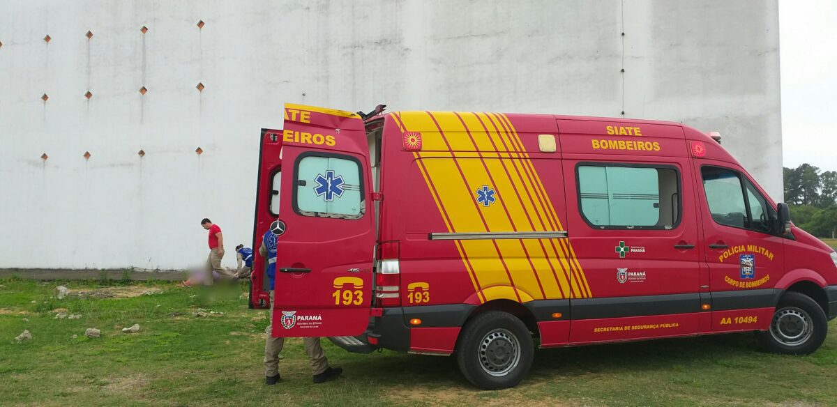 Mulher é atendida pelo Corpo de Bombeiros na manhã deste sabado