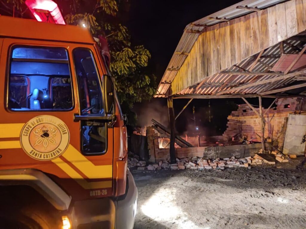 Estufa de fumo queima em Monte Castelo e Corpo de Bombeiros trabalha no combate ao incêndio