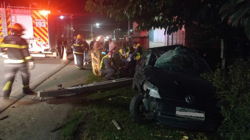 Automóvel derruba poste, após colisão, em Três Barras na madrugada deste domingo