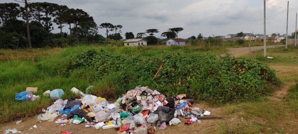 Denúncia: moradores da Vila Amaral colocam câmeras para registrar quem descarta lixo irregularmente