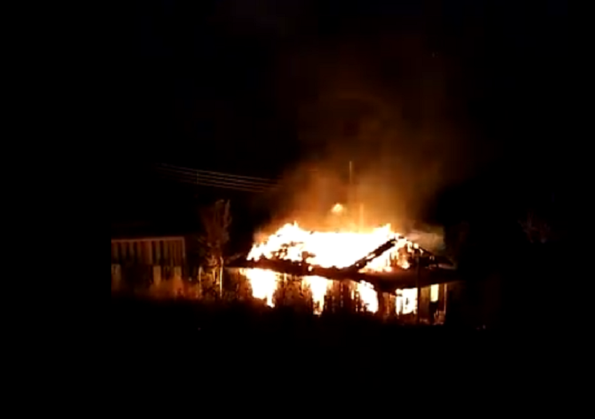 Casa é totalmente destruída por incêndio no final da noite desta sexta-feira em Mallet