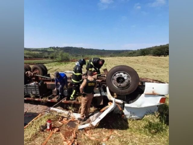 Dois trabalhadores morrem em grave acidente de caminhão no Paraná