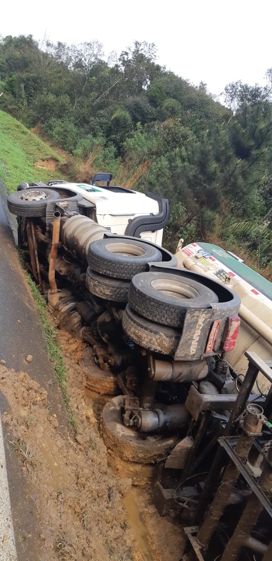 Carreta carregada com combustivel tomba na BR 476