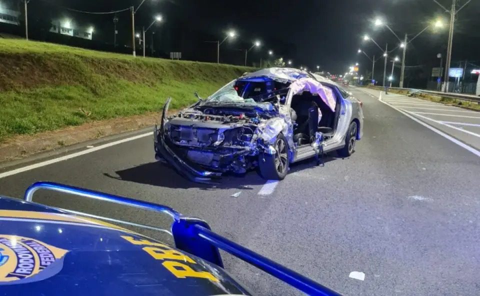 Motorista fica em estado grave ao capotar carro na BR-277