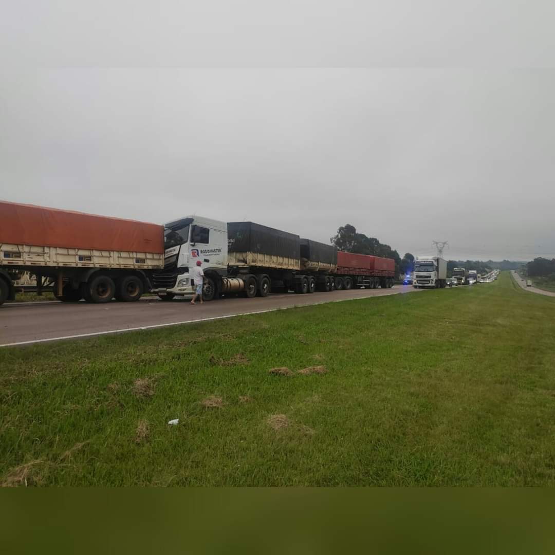 Três caminhões se envolvem num acidente na BR-277 e rodovia para