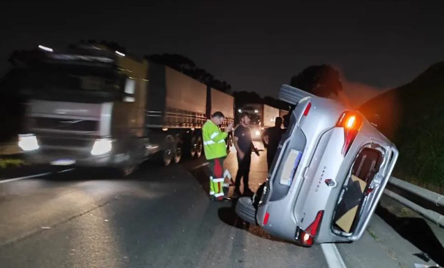 Motorista evita batida contra caminhão mas atinge motociclista na BR-277 e capota com carro