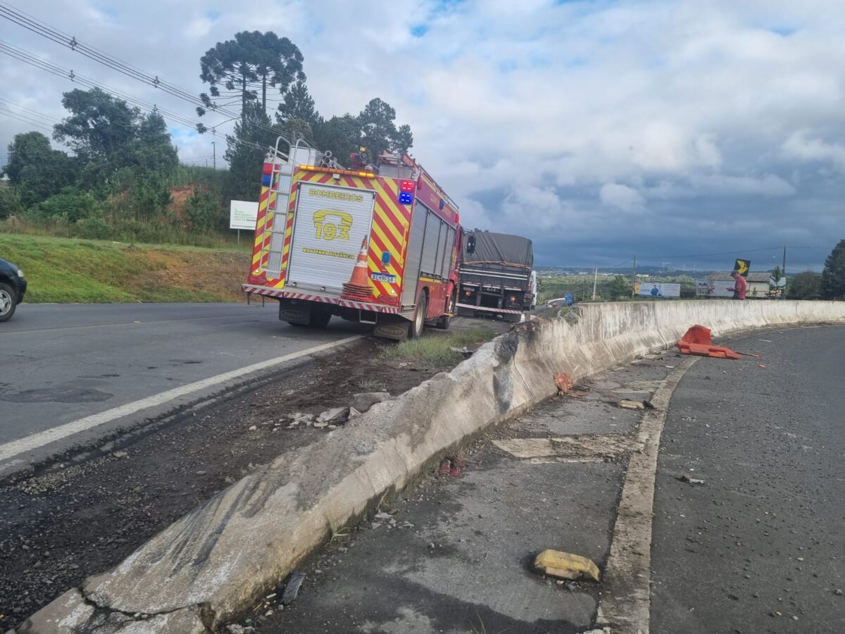 Caminhão bate em mureta na BR-476 em São Mateus do Sul