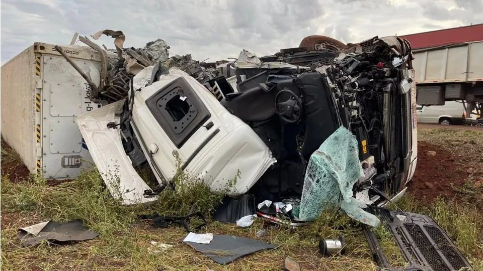 Acidente entre dois caminhões deixa motorista morto e outro gravemente ferido em rodovia do PR