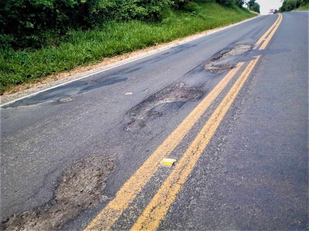 Buracos, trincas e ondulações no asfalto assustam quem transita pela PR-151 entre Palmeira e São João do Triunfo