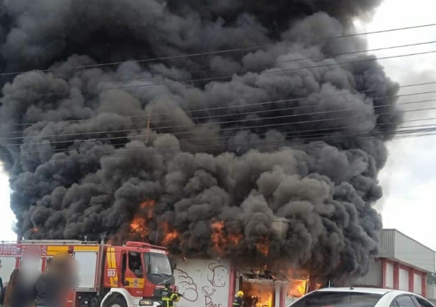 Incêndio a partir de vazamento de gás destruiu por completo padaria em Canoinhas