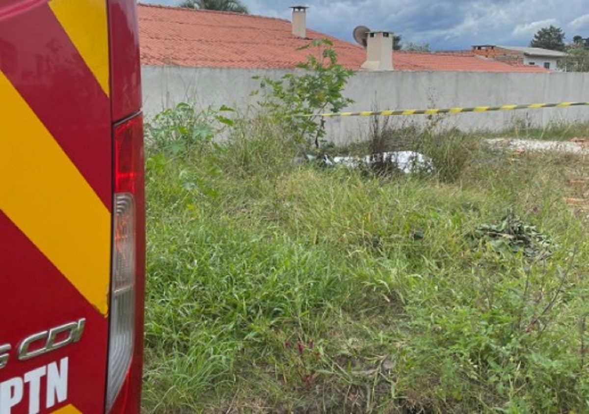 Corpo de homem é encontrado em terreno baldio