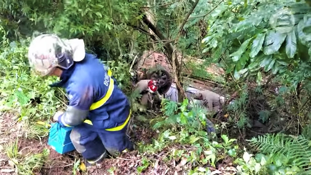 Criança morre em acidente no PR e motorista foge; ocupantes são suspeitos de assalto