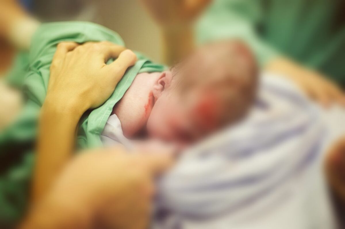 Professor faz parto de aluna de 16 anos em escola no Paraná