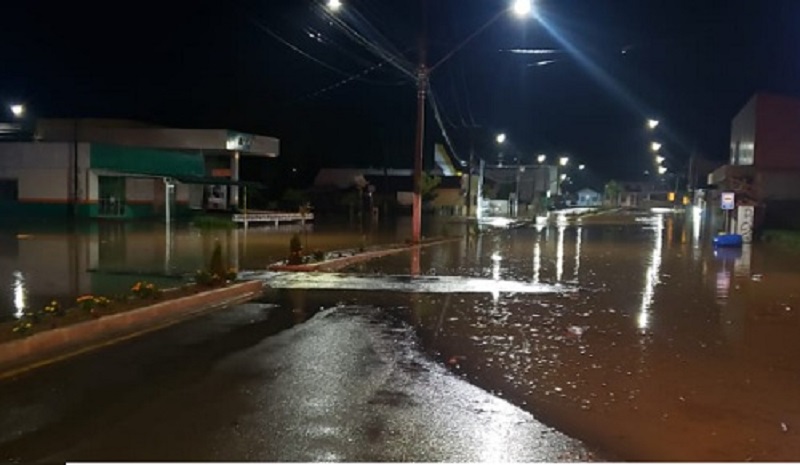 Fortes chuvas causam alagamento no centro de General Carneiro e água invade casas e comércios