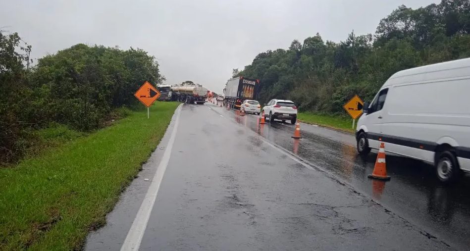 BR-277 tem congestionamento de 17 km após interdição por risco de explosão