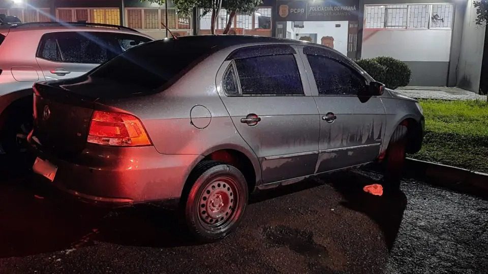 Suspeito de tráfico de drogas joga carro com o filho de três anos dentro contra sargento durante abordagem