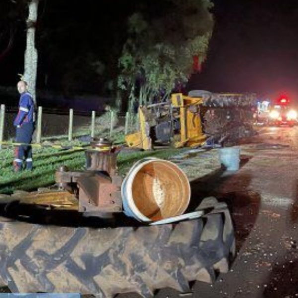 VÍDEO: Tratorista morre em acidente envolvendo caminhão na PR-364; roda de trator foi arrancada