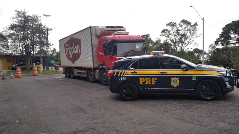 PRF recupera caminhão, resgata motorista e detém suspeito de assalto em PG